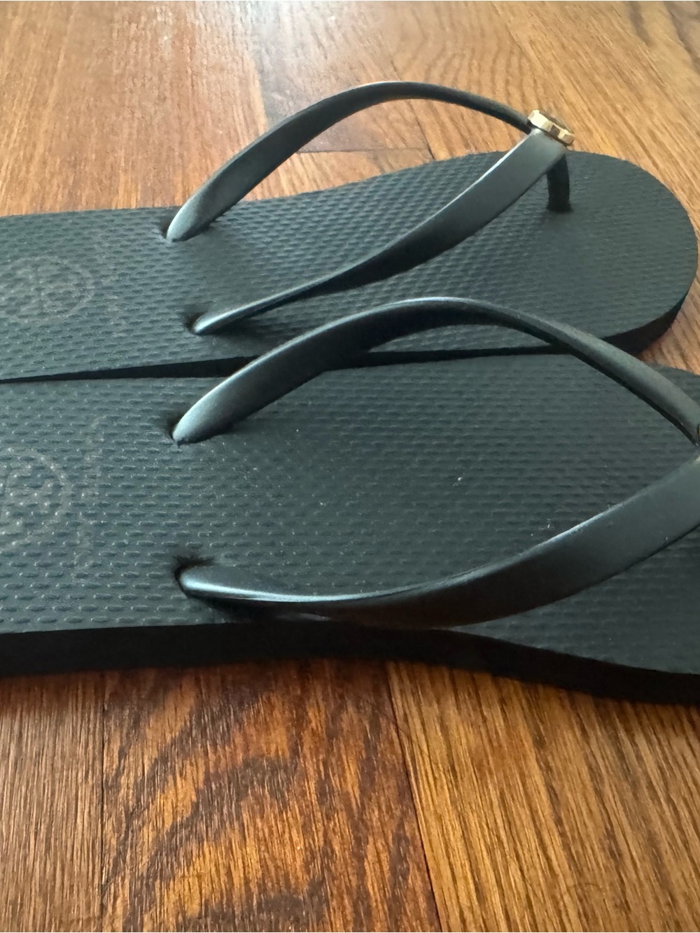 Tory Burch Black Flip Flop Sandals with Gold Logo Size 6 Womens Brand New - Picture 4 of 4